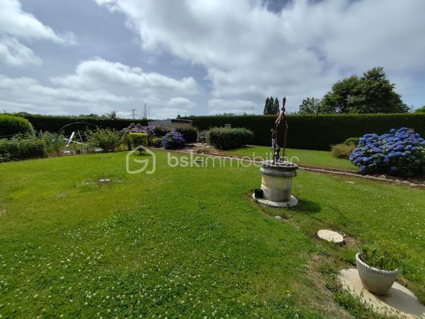 Maison de 89 m2 exposée Sud Est à proximité immédiate de Fougères.
Cette maison rénovée en majeur partie et très bien isolée sera vous séduire par son emplacement à l'abri des regards.

A seulement 5 km de la Rocade de Fougères et à proximité rapide vers A84, cette maison située au 1er Etage est composé de la manière suivante :
Au Rez de chaussée : Garage avec porte motorisée, espace buanderie, espace cave, espace atelier
A l'Etage : Un espace à vivre regroupant Salle à manger - Salon avec poêle à pellet, Cuisine équipée, une salle d'eau, WC séparé et 3 chambres.
Jardin et terrain arboré, Assainissement Individuel et Présence d'un puit non exploité

Les + : Poêle à granulé canalisé et complément chauffage électrique, Double vitrage, VMC hygro
Les ++ : Quartier Calme, à proximité immédiate de Fougères et sa rocade, ligne de bus à moins de 300 mètres.