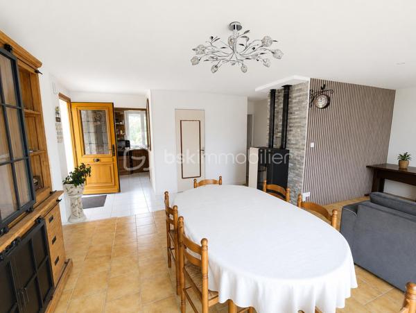Maison de 89 m2 exposée Sud Est à proximité immédiate de Fougères.
Cette maison rénovée en majeur partie et très bien isolée sera vous séduire par son emplacement à l'abri des regards.

A seulement 5 km de la Rocade de Fougères et à proximité rapide vers A84, cette maison située au 1er Etage est composé de la manière suivante :
Au Rez de chaussée : Garage avec porte motorisée, espace buanderie, espace cave, espace atelier
A l'Etage : Un espace à vivre regroupant Salle à manger - Salon avec poêle à pellet, Cuisine équipée, une salle d'eau, WC séparé et 3 chambres.
Jardin et terrain arboré, Assainissement Individuel et Présence d'un puit non exploité

Les + : Poêle à granulé canalisé et complément chauffage électrique, Double vitrage, VMC hygro
Les ++ : Quartier Calme, à proximité immédiate de Fougères et sa rocade, ligne de bus à moins de 300 mètres.