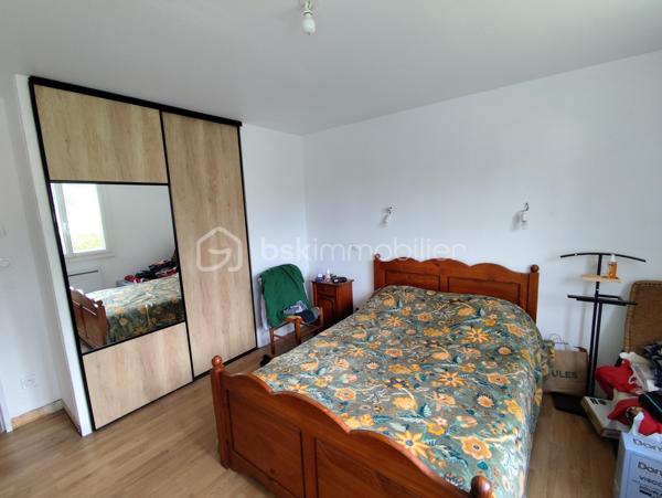 Maison de 89 m2 exposée Sud Est à proximité immédiate de Fougères.
Cette maison rénovée en majeur partie et très bien isolée sera vous séduire par son emplacement à l'abri des regards.

A seulement 5 km de la Rocade de Fougères et à proximité rapide vers A84, cette maison située au 1er Etage est composé de la manière suivante :
Au Rez de chaussée : Garage avec porte motorisée, espace buanderie, espace cave, espace atelier
A l'Etage : Un espace à vivre regroupant Salle à manger - Salon avec poêle à pellet, Cuisine équipée, une salle d'eau, WC séparé et 3 chambres.
Jardin et terrain arboré, Assainissement Individuel et Présence d'un puit non exploité

Les + : Poêle à granulé canalisé et complément chauffage électrique, Double vitrage, VMC hygro
Les ++ : Quartier Calme, à proximité immédiate de Fougères et sa rocade, ligne de bus à moins de 300 mètres.