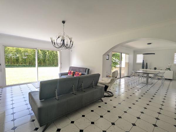 Maison familiale aux beaux volumes avec jardin de 2700 m² - Challans proche centre-ville