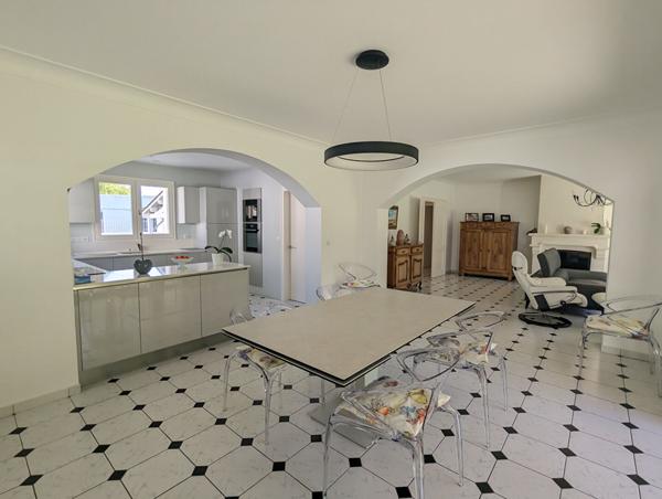 Maison familiale aux beaux volumes avec jardin de 2700 m² - Challans proche centre-ville