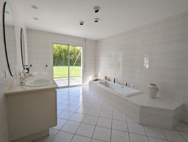 Maison familiale aux beaux volumes avec jardin de 2700 m² - Challans proche centre-ville