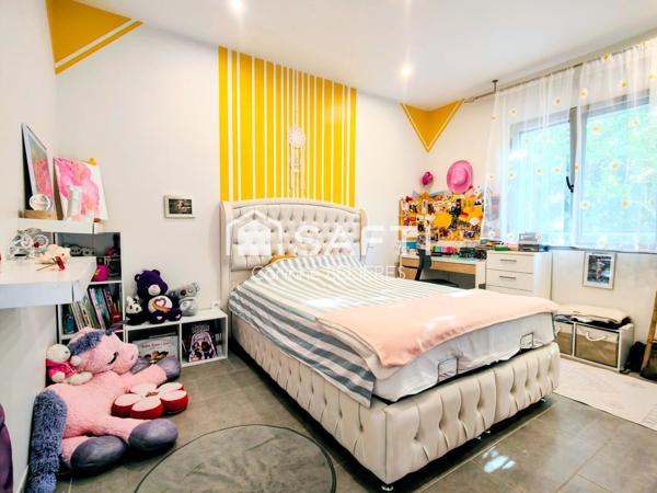 A vendre maison avec 4 chambres - terrain avec piscine - 1 logement indépendant