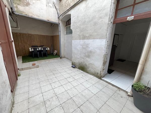 À LOUER - T2 MEUBLÉ AVEC COUR PRIVATIVE - CENTRE-VILLE DE NARBONNE