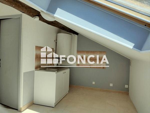 Location Studio 16.39 m² - 17 Place des Halles La Cote St Andre 38260