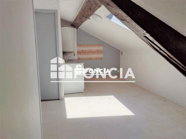 Location Studio 16.39 m² - 17 Place des Halles La Cote St Andre 38260
