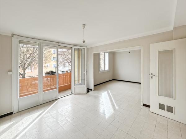 Cavaillon (84300) Cavaillon, centre ville appartement T3 de 65 m2 avec balcon cave et loggia