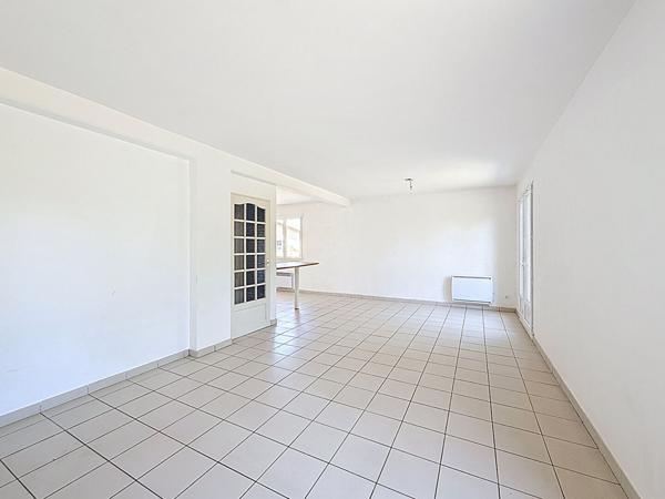 Maison individuelle , 96m2 sur terrain 384m2, trois chambres, un garage.