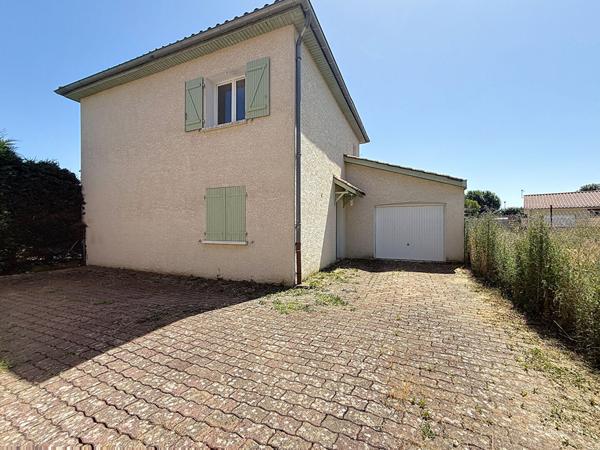 Maison individuelle , 96m2 sur terrain 384m2, trois chambres, un garage.