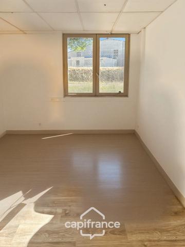 Local/bureau à vendre de 480 m2 sur 4027 m2 de terrain