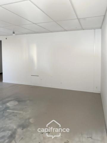 Local/bureau à vendre de 480 m2 sur 4027 m2 de terrain