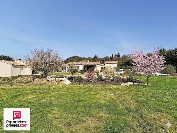 Villa T5 avec piscine et garage sur 2565 m² de terrain plat et clos