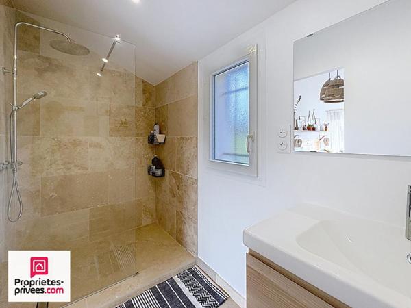 Villa T5 avec piscine et garage sur 2565 m² de terrain plat et clos