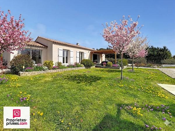 Villa T5 avec piscine et garage sur 2565 m² de terrain plat et clos