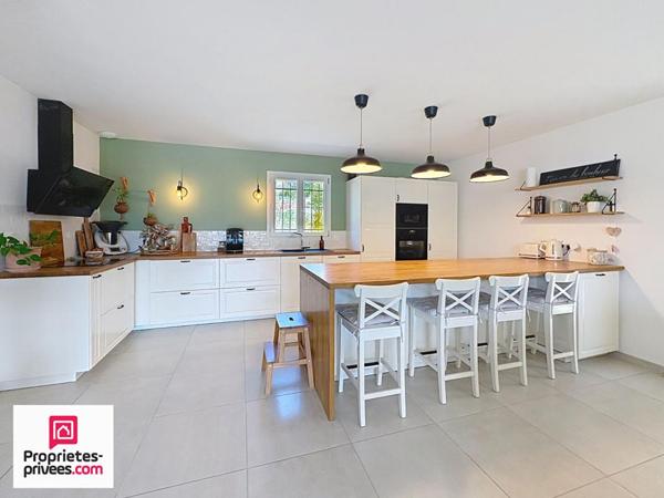 Villa T5 avec piscine et garage sur 2565 m² de terrain plat et clos