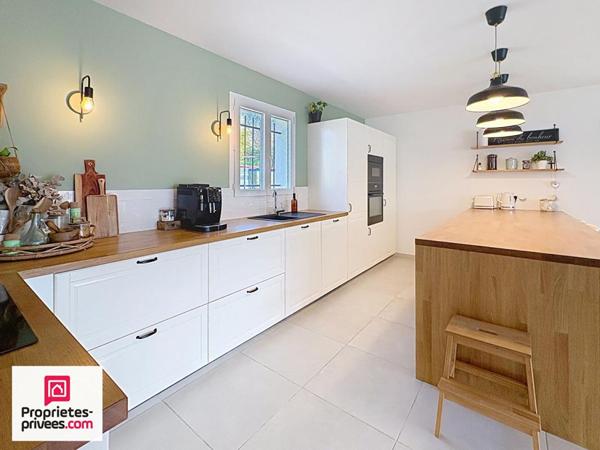 Villa T5 avec piscine et garage sur 2565 m² de terrain plat et clos