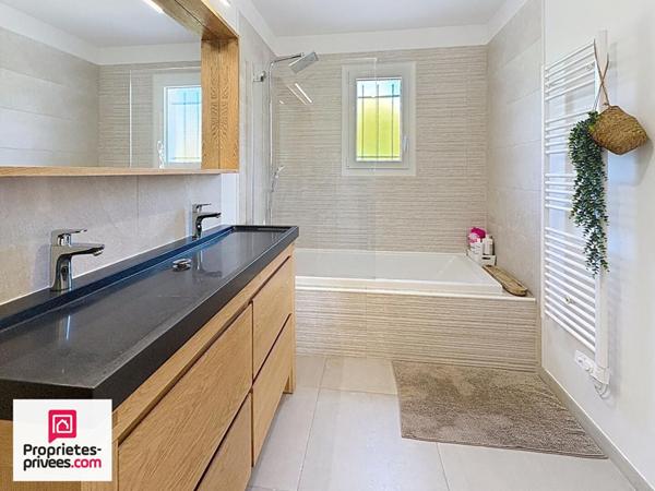 Villa T5 avec piscine et garage sur 2565 m² de terrain plat et clos