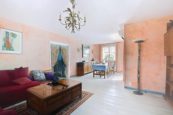 Villa de 140 m2 avec 7  pièces et piscine