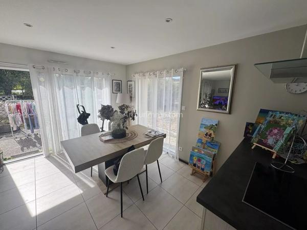 Vente                                                      Maison
                        
                     3 pièces                      79 m2                     à Trélivan