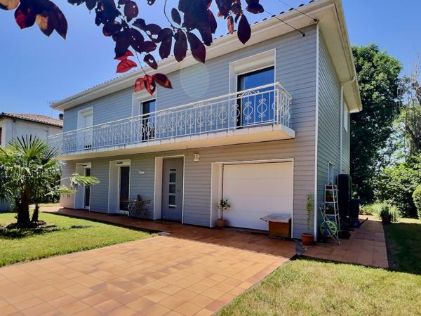 Villeneuve-sur-Lot maison entièrement rénovée avec goût de 142 m² sur un terrain d'environ 650 m². Coup de coeur assuré pour cette maison familiale, alliant confort moderne et cadre de vie agréable. Au rez-de-chaussée, une grande entrée d'environ 11 m² vo , Villeneuve sur lot
