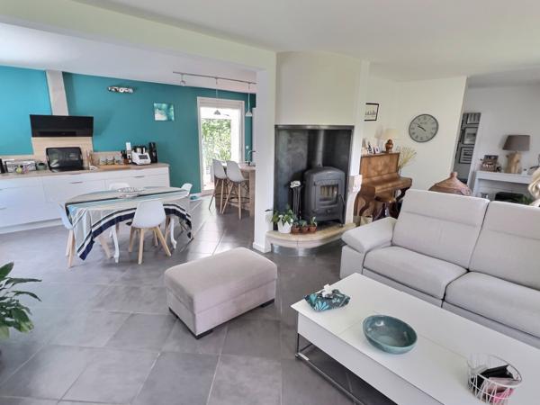 Villeneuve-sur-Lot maison entièrement rénovée avec goût de 142 m² sur un terrain d'environ 650 m². Coup de coeur assuré pour cette maison familiale, alliant confort moderne et cadre de vie agréable. Au rez-de-chaussée, une grande entrée d'environ 11 m² vo , Villeneuve sur lot