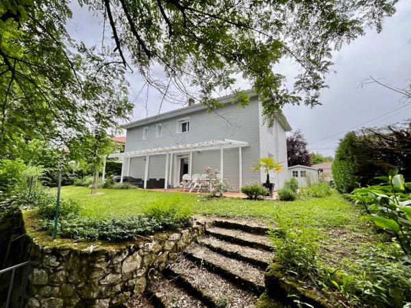 Villeneuve-sur-Lot maison entièrement rénovée avec goût de 142 m² sur un terrain d'environ 650 m². Coup de coeur assuré pour cette maison familiale, alliant confort moderne et cadre de vie agréable. Au rez-de-chaussée, une grande entrée d'environ 11 m² vo , Villeneuve sur lot