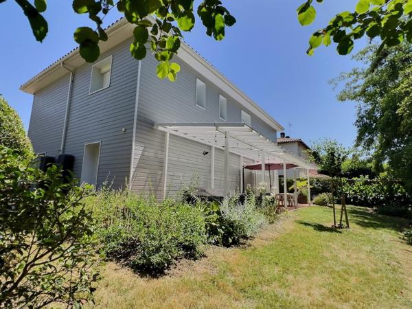 Villeneuve-sur-Lot maison entièrement rénovée avec goût de 142 m² sur un terrain d'environ 650 m². Coup de coeur assuré pour cette maison familiale, alliant confort moderne et cadre de vie agréable. Au rez-de-chaussée, une grande entrée d'environ 11 m² vo , Villeneuve sur lot
