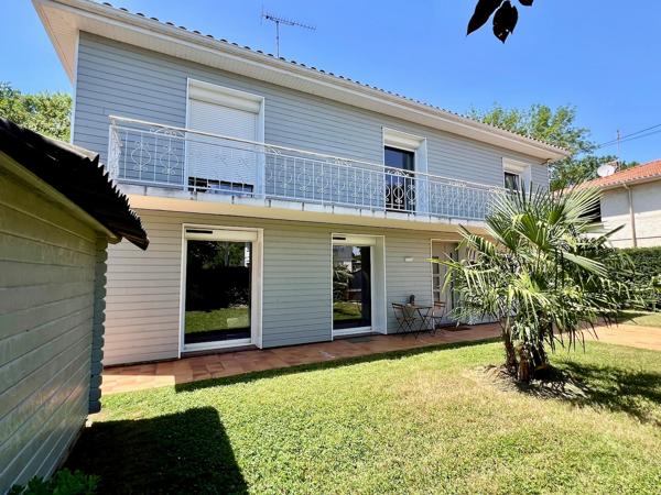 Villeneuve-sur-Lot maison entièrement rénovée avec goût de 142 m² sur un terrain d'environ 650 m². Coup de coeur assuré pour cette maison familiale, alliant confort moderne et cadre de vie agréable. Au rez-de-chaussée, une grande entrée d'environ 11 m² vo , Villeneuve sur lot