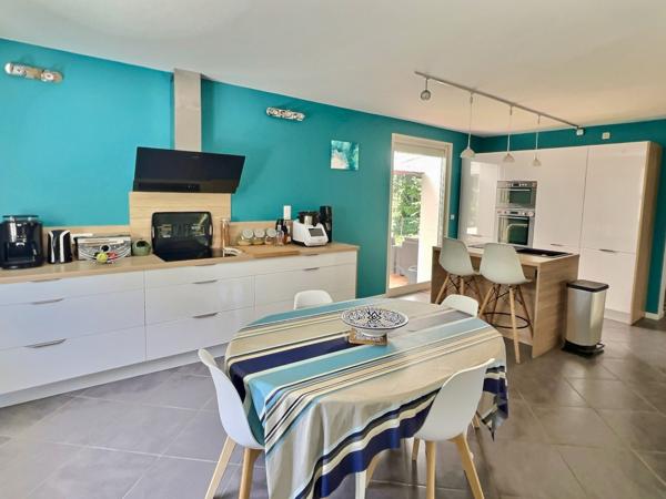 Villeneuve-sur-Lot maison entièrement rénovée avec goût de 142 m² sur un terrain d'environ 650 m². Coup de coeur assuré pour cette maison familiale, alliant confort moderne et cadre de vie agréable. Au rez-de-chaussée, une grande entrée d'environ 11 m² vo , Villeneuve sur lot