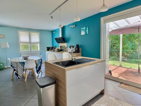Villeneuve-sur-Lot maison entièrement rénovée avec goût de 142 m² sur un terrain d'environ 650 m². Coup de coeur assuré pour cette maison familiale, alliant confort moderne et cadre de vie agréable. Au rez-de-chaussée, une grande entrée d'environ 11 m² vo , Villeneuve sur lot