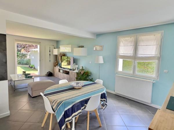 Villeneuve-sur-Lot maison entièrement rénovée avec goût de 142 m² sur un terrain d'environ 650 m². Coup de coeur assuré pour cette maison familiale, alliant confort moderne et cadre de vie agréable. Au rez-de-chaussée, une grande entrée d'environ 11 m² vo , Villeneuve sur lot