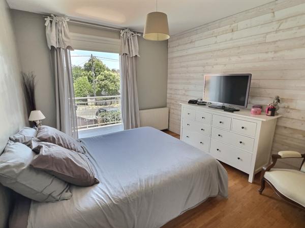 Villeneuve-sur-Lot maison entièrement rénovée avec goût de 142 m² sur un terrain d'environ 650 m². Coup de coeur assuré pour cette maison familiale, alliant confort moderne et cadre de vie agréable. Au rez-de-chaussée, une grande entrée d'environ 11 m² vo , Villeneuve sur lot