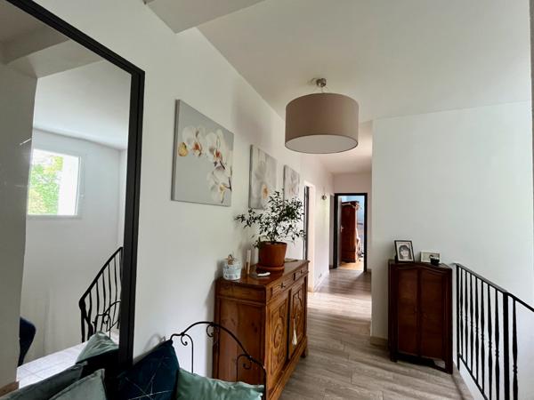 Villeneuve-sur-Lot maison entièrement rénovée avec goût de 142 m² sur un terrain d'environ 650 m². Coup de coeur assuré pour cette maison familiale, alliant confort moderne et cadre de vie agréable. Au rez-de-chaussée, une grande entrée d'environ 11 m² vo , Villeneuve sur lot
