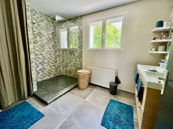 Villeneuve-sur-Lot maison entièrement rénovée avec goût de 142 m² sur un terrain d'environ 650 m². Coup de coeur assuré pour cette maison familiale, alliant confort moderne et cadre de vie agréable. Au rez-de-chaussée, une grande entrée d'environ 11 m² vo , Villeneuve sur lot