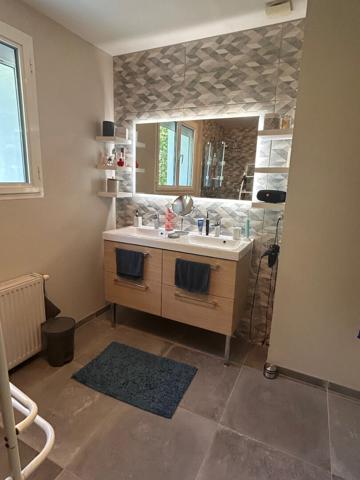 Villeneuve-sur-Lot maison entièrement rénovée avec goût de 142 m² sur un terrain d'environ 650 m². Coup de coeur assuré pour cette maison familiale, alliant confort moderne et cadre de vie agréable. Au rez-de-chaussée, une grande entrée d'environ 11 m² vo , Villeneuve sur lot