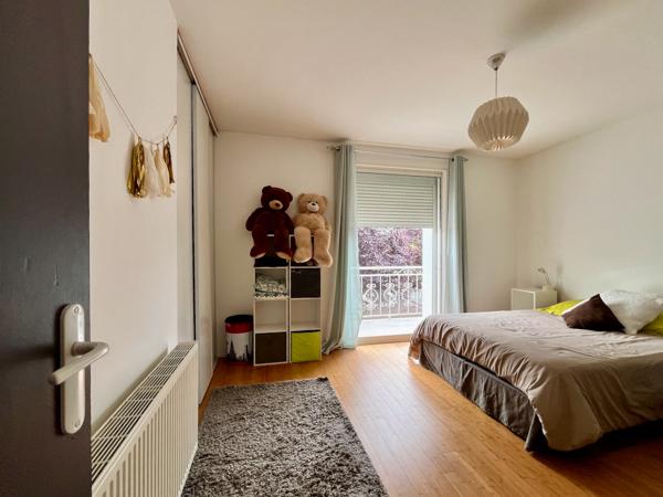 Villeneuve-sur-Lot maison entièrement rénovée avec goût de 142 m² sur un terrain d'environ 650 m². Coup de coeur assuré pour cette maison familiale, alliant confort moderne et cadre de vie agréable. Au rez-de-chaussée, une grande entrée d'environ 11 m² vo , Villeneuve sur lot