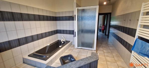 MAISON TRADITIONNELLE PLAIN-PIED 150 M2, PISCINE, DOUBLE GARAGE, ENVIRONNEMENT CALME