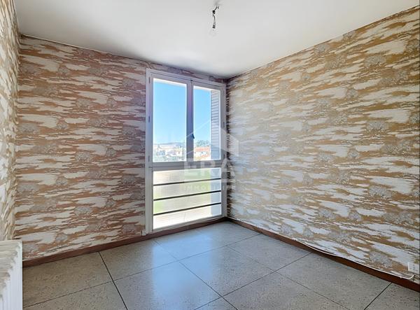 Appartement de type 4 avec cave privative dans une résidence fermée