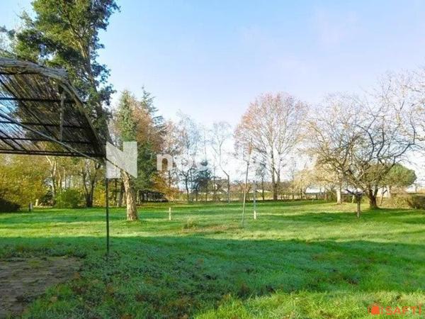 Très beau terrain d'agrément avec un étang et l'électricité.