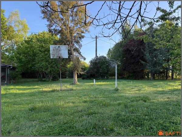 Très beau terrain d'agrément avec un étang et l'électricité.