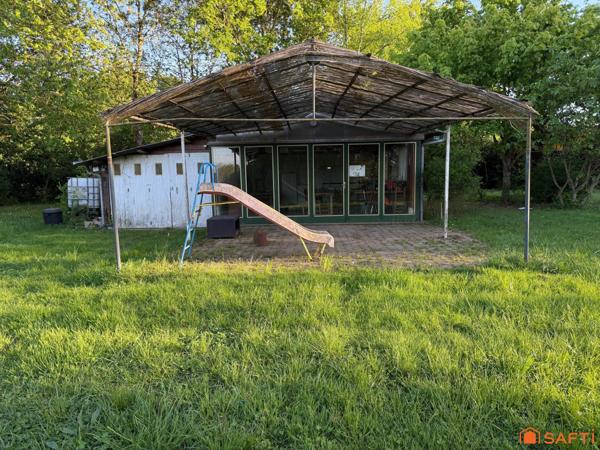 Très beau terrain d'agrément avec un étang et l'électricité.