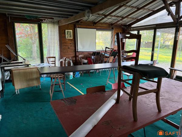 Très beau terrain d'agrément avec un étang et l'électricité.