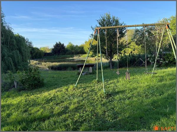 Très beau terrain d'agrément avec un étang et l'électricité.