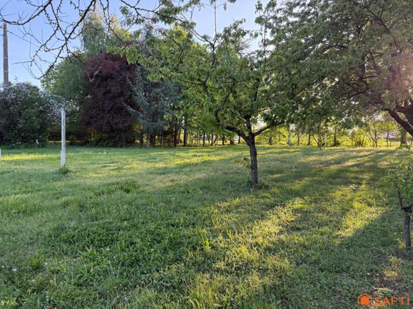 Très beau terrain d'agrément avec un étang et l'électricité.