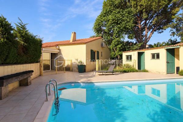 Le calme d’une impasse, le confort du plain-pied et de vrais espaces pour profiter de l’extérieur !

À Milhaud, à proximité de toutes les commodités, découvrez cette maison de plain-pied d’environ 142 m², implantée sur une parcelle arborée de 519 m².

Dès l’entrée, vous découvrirez une maison pleine de vie et de caractère. Sa belle pièce de vie conviviale et lumineuse, ouverte sur le jardin, réunit salon, espace repas et cuisine ouverte, créant un véritable lieu de partage tourné vers l’extérieur.

Côté nuit, la maison dispose de 3 chambres et d’une salle d’eau.

L’ancien garage a été aménagé en buanderie et dressing. Grâce à sa configuration, cet espace offre également un beau potentiel pour créer un bureau, un espace de télétravail ou accueillir une activité libérale à domicile, sous réserve des autorisations nécessaires.

Mais c’est aussi à l’extérieur que cette maison dévoile tout son charme. Le jardin arboré accueille une piscine de 7 x 3,5 m, idéale pour profiter pleinement des beaux jours. Plusieurs dépendances viennent compléter l’ensemble, avec notamment un local technique piscine et atelier, ainsi qu’un agréable espace dédié aux moments de convivialité avec barbecue et cuisine d’été.

Le jardin bénéficie également d’un forage et d’un arrosage automatique, appréciables pour faciliter son entretien.

Pour votre confort au quotidien : pompe à chaleur, climatisation réversible, double vitrage, volets roulants électriques, VMC et accès aux combles.

Une maison chaleureuse et atypique qui offre bien plus que sa surface habitable grâce à ses nombreux espaces complémentaires.

Plain-pied, piscine, dépendances, jardin et calme d’une impasse : une combinaison rare sur Milhaud.

À découvrir sans tarder !