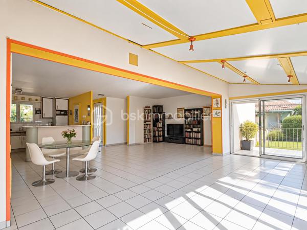 Le calme d’une impasse, le confort du plain-pied et de vrais espaces pour profiter de l’extérieur !

À Milhaud, à proximité de toutes les commodités, découvrez cette maison de plain-pied d’environ 142 m², implantée sur une parcelle arborée de 519 m².

Dès l’entrée, vous découvrirez une maison pleine de vie et de caractère. Sa belle pièce de vie conviviale et lumineuse, ouverte sur le jardin, réunit salon, espace repas et cuisine ouverte, créant un véritable lieu de partage tourné vers l’extérieur.

Côté nuit, la maison dispose de 3 chambres et d’une salle d’eau.

L’ancien garage a été aménagé en buanderie et dressing. Grâce à sa configuration, cet espace offre également un beau potentiel pour créer un bureau, un espace de télétravail ou accueillir une activité libérale à domicile, sous réserve des autorisations nécessaires.

Mais c’est aussi à l’extérieur que cette maison dévoile tout son charme. Le jardin arboré accueille une piscine de 7 x 3,5 m, idéale pour profiter pleinement des beaux jours. Plusieurs dépendances viennent compléter l’ensemble, avec notamment un local technique piscine et atelier, ainsi qu’un agréable espace dédié aux moments de convivialité avec barbecue et cuisine d’été.

Le jardin bénéficie également d’un forage et d’un arrosage automatique, appréciables pour faciliter son entretien.

Pour votre confort au quotidien : pompe à chaleur, climatisation réversible, double vitrage, volets roulants électriques, VMC et accès aux combles.

Une maison chaleureuse et atypique qui offre bien plus que sa surface habitable grâce à ses nombreux espaces complémentaires.

Plain-pied, piscine, dépendances, jardin et calme d’une impasse : une combinaison rare sur Milhaud.

À découvrir sans tarder !
