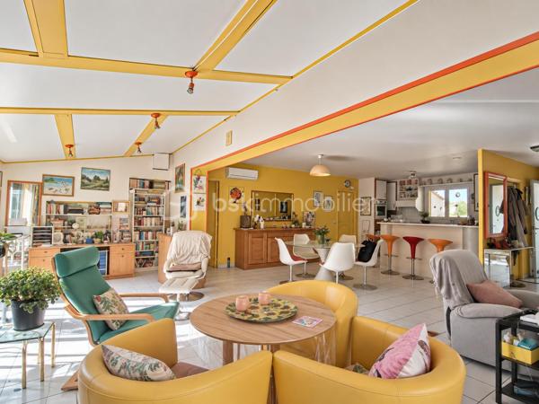 Le calme d’une impasse, le confort du plain-pied et de vrais espaces pour profiter de l’extérieur !

À Milhaud, à proximité de toutes les commodités, découvrez cette maison de plain-pied d’environ 142 m², implantée sur une parcelle arborée de 519 m².

Dès l’entrée, vous découvrirez une maison pleine de vie et de caractère. Sa belle pièce de vie conviviale et lumineuse, ouverte sur le jardin, réunit salon, espace repas et cuisine ouverte, créant un véritable lieu de partage tourné vers l’extérieur.

Côté nuit, la maison dispose de 3 chambres et d’une salle d’eau.

L’ancien garage a été aménagé en buanderie et dressing. Grâce à sa configuration, cet espace offre également un beau potentiel pour créer un bureau, un espace de télétravail ou accueillir une activité libérale à domicile, sous réserve des autorisations nécessaires.

Mais c’est aussi à l’extérieur que cette maison dévoile tout son charme. Le jardin arboré accueille une piscine de 7 x 3,5 m, idéale pour profiter pleinement des beaux jours. Plusieurs dépendances viennent compléter l’ensemble, avec notamment un local technique piscine et atelier, ainsi qu’un agréable espace dédié aux moments de convivialité avec barbecue et cuisine d’été.

Le jardin bénéficie également d’un forage et d’un arrosage automatique, appréciables pour faciliter son entretien.

Pour votre confort au quotidien : pompe à chaleur, climatisation réversible, double vitrage, volets roulants électriques, VMC et accès aux combles.

Une maison chaleureuse et atypique qui offre bien plus que sa surface habitable grâce à ses nombreux espaces complémentaires.

Plain-pied, piscine, dépendances, jardin et calme d’une impasse : une combinaison rare sur Milhaud.

À découvrir sans tarder !