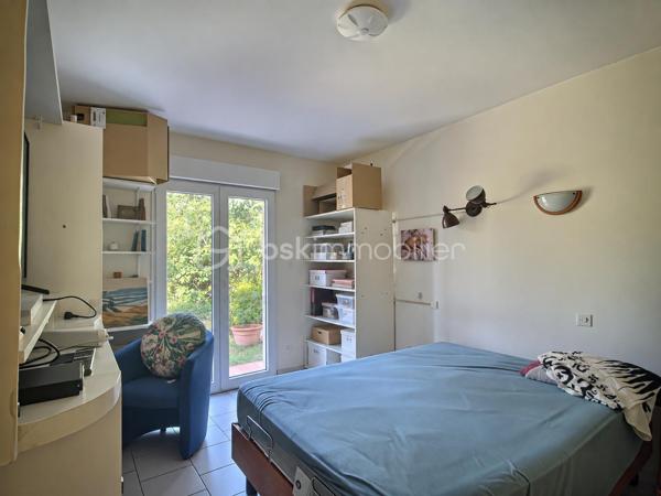 Le calme d’une impasse, le confort du plain-pied et de vrais espaces pour profiter de l’extérieur !

À Milhaud, à proximité de toutes les commodités, découvrez cette maison de plain-pied d’environ 142 m², implantée sur une parcelle arborée de 519 m².

Dès l’entrée, vous découvrirez une maison pleine de vie et de caractère. Sa belle pièce de vie conviviale et lumineuse, ouverte sur le jardin, réunit salon, espace repas et cuisine ouverte, créant un véritable lieu de partage tourné vers l’extérieur.

Côté nuit, la maison dispose de 3 chambres et d’une salle d’eau.

L’ancien garage a été aménagé en buanderie et dressing. Grâce à sa configuration, cet espace offre également un beau potentiel pour créer un bureau, un espace de télétravail ou accueillir une activité libérale à domicile, sous réserve des autorisations nécessaires.

Mais c’est aussi à l’extérieur que cette maison dévoile tout son charme. Le jardin arboré accueille une piscine de 7 x 3,5 m, idéale pour profiter pleinement des beaux jours. Plusieurs dépendances viennent compléter l’ensemble, avec notamment un local technique piscine et atelier, ainsi qu’un agréable espace dédié aux moments de convivialité avec barbecue et cuisine d’été.

Le jardin bénéficie également d’un forage et d’un arrosage automatique, appréciables pour faciliter son entretien.

Pour votre confort au quotidien : pompe à chaleur, climatisation réversible, double vitrage, volets roulants électriques, VMC et accès aux combles.

Une maison chaleureuse et atypique qui offre bien plus que sa surface habitable grâce à ses nombreux espaces complémentaires.

Plain-pied, piscine, dépendances, jardin et calme d’une impasse : une combinaison rare sur Milhaud.

À découvrir sans tarder !