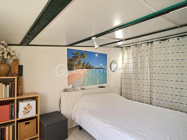 Le calme d’une impasse, le confort du plain-pied et de vrais espaces pour profiter de l’extérieur !

À Milhaud, à proximité de toutes les commodités, découvrez cette maison de plain-pied d’environ 142 m², implantée sur une parcelle arborée de 519 m².

Dès l’entrée, vous découvrirez une maison pleine de vie et de caractère. Sa belle pièce de vie conviviale et lumineuse, ouverte sur le jardin, réunit salon, espace repas et cuisine ouverte, créant un véritable lieu de partage tourné vers l’extérieur.

Côté nuit, la maison dispose de 3 chambres et d’une salle d’eau.

L’ancien garage a été aménagé en buanderie et dressing. Grâce à sa configuration, cet espace offre également un beau potentiel pour créer un bureau, un espace de télétravail ou accueillir une activité libérale à domicile, sous réserve des autorisations nécessaires.

Mais c’est aussi à l’extérieur que cette maison dévoile tout son charme. Le jardin arboré accueille une piscine de 7 x 3,5 m, idéale pour profiter pleinement des beaux jours. Plusieurs dépendances viennent compléter l’ensemble, avec notamment un local technique piscine et atelier, ainsi qu’un agréable espace dédié aux moments de convivialité avec barbecue et cuisine d’été.

Le jardin bénéficie également d’un forage et d’un arrosage automatique, appréciables pour faciliter son entretien.

Pour votre confort au quotidien : pompe à chaleur, climatisation réversible, double vitrage, volets roulants électriques, VMC et accès aux combles.

Une maison chaleureuse et atypique qui offre bien plus que sa surface habitable grâce à ses nombreux espaces complémentaires.

Plain-pied, piscine, dépendances, jardin et calme d’une impasse : une combinaison rare sur Milhaud.

À découvrir sans tarder !