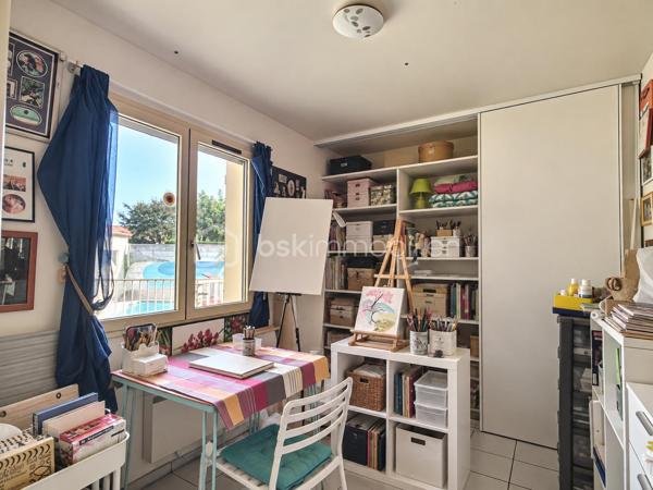 Le calme d’une impasse, le confort du plain-pied et de vrais espaces pour profiter de l’extérieur !

À Milhaud, à proximité de toutes les commodités, découvrez cette maison de plain-pied d’environ 142 m², implantée sur une parcelle arborée de 519 m².

Dès l’entrée, vous découvrirez une maison pleine de vie et de caractère. Sa belle pièce de vie conviviale et lumineuse, ouverte sur le jardin, réunit salon, espace repas et cuisine ouverte, créant un véritable lieu de partage tourné vers l’extérieur.

Côté nuit, la maison dispose de 3 chambres et d’une salle d’eau.

L’ancien garage a été aménagé en buanderie et dressing. Grâce à sa configuration, cet espace offre également un beau potentiel pour créer un bureau, un espace de télétravail ou accueillir une activité libérale à domicile, sous réserve des autorisations nécessaires.

Mais c’est aussi à l’extérieur que cette maison dévoile tout son charme. Le jardin arboré accueille une piscine de 7 x 3,5 m, idéale pour profiter pleinement des beaux jours. Plusieurs dépendances viennent compléter l’ensemble, avec notamment un local technique piscine et atelier, ainsi qu’un agréable espace dédié aux moments de convivialité avec barbecue et cuisine d’été.

Le jardin bénéficie également d’un forage et d’un arrosage automatique, appréciables pour faciliter son entretien.

Pour votre confort au quotidien : pompe à chaleur, climatisation réversible, double vitrage, volets roulants électriques, VMC et accès aux combles.

Une maison chaleureuse et atypique qui offre bien plus que sa surface habitable grâce à ses nombreux espaces complémentaires.

Plain-pied, piscine, dépendances, jardin et calme d’une impasse : une combinaison rare sur Milhaud.

À découvrir sans tarder !